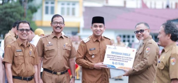 Wakil Wali Kota Solok Menyerahkan SK dan Tabungan Hari Tua Kepada 6 ASN