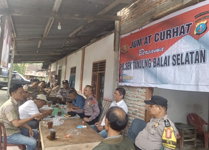 Jumat Curhat, Kapolsek Tanjung Balai Selatan Sambangi Warkop Dan Berikan Sembako