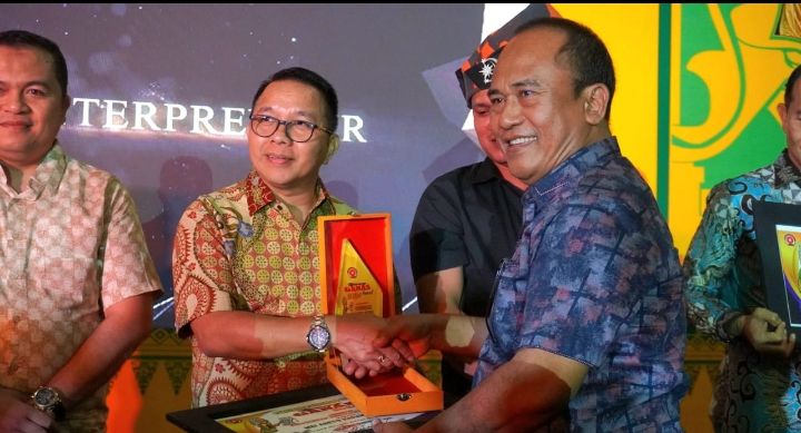 Kajari Langkat Raih Award Tokoh Penggerak Restoratif Justise dari Yong Ganas Award 2024