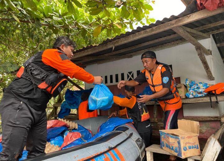 Banjir Labuhanbatu Tak Kunjung Surut, DD Waspada Bagikan 100 Paket Sembako Untuk Warga