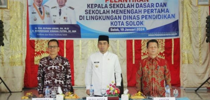 Wakil Wali Kota Solok, Dr. H. Ramadhani Kirana Putra, S.E, M.M, melantik 7 orang kepala sekolah SD dan SMP