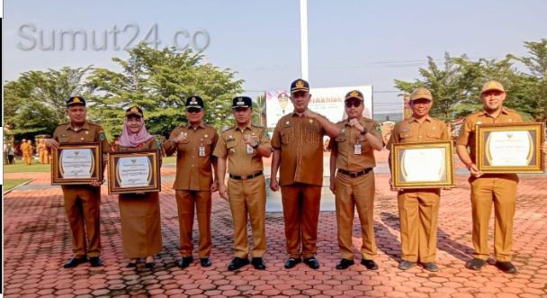 Pj Bupati Paluta Serahkan Penghargaan kepada Pimpinan OPD atas Capaian, Ini Daftarnya