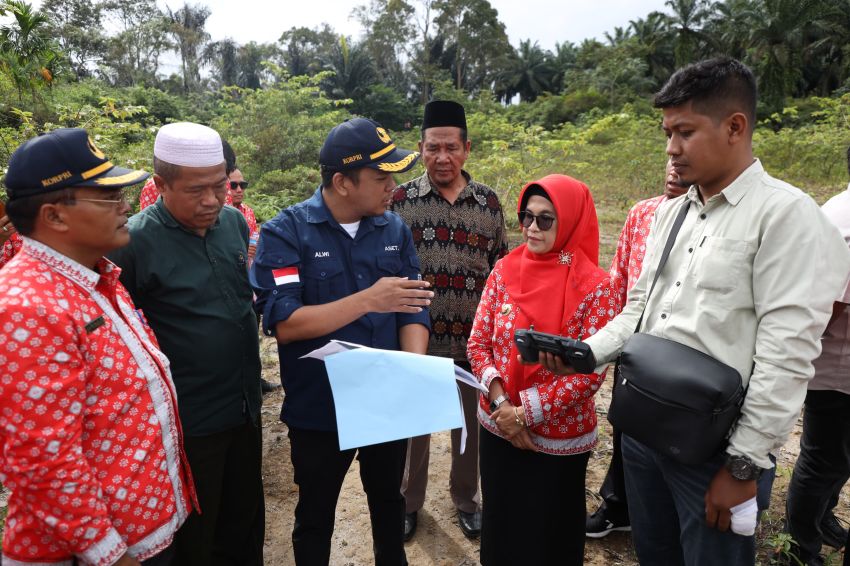 Wali Kota bersama sejumlah pimpinan Organisasi Perangkat Daerah (OPD) meninjau lokasi TPU,