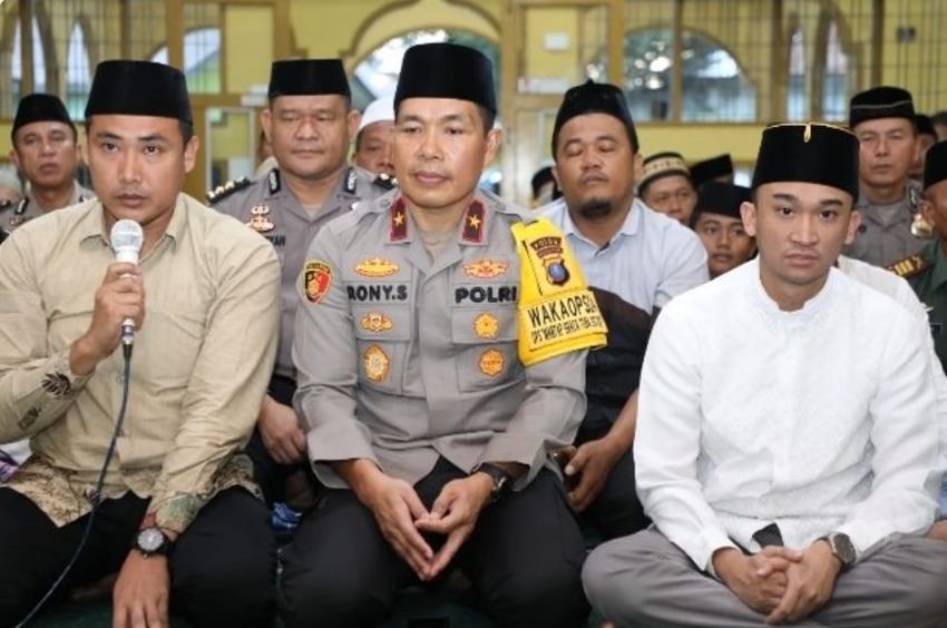 Wakapolda Sumut & Dir Binmas Sholat Subuh Berjamaah Di Masjid Jami’ Martubung Medan Labuhan