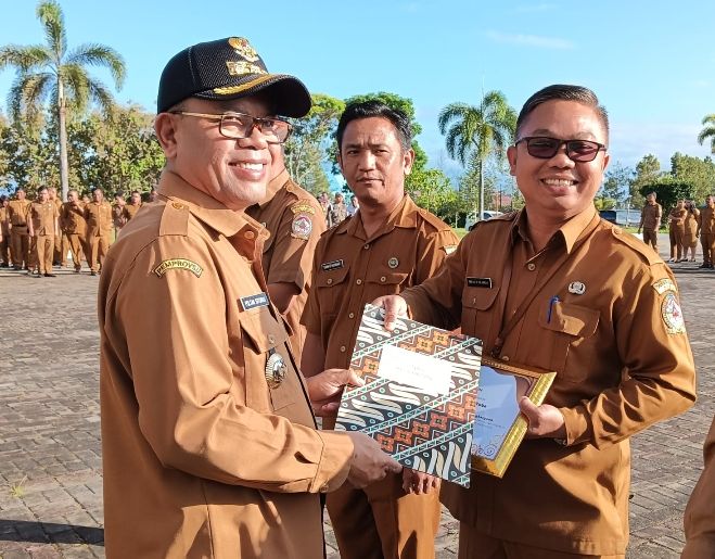 Pemkab Toba Mendapat Penghargaan Kepatuhan Penyelenggaraan Pelayanan Publik, Ini Pesan Bupati pada Apel Gabungan