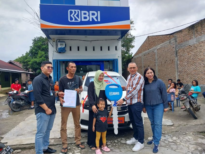 BRI Medan Sisingamangaraja Serahkan 1 Unit Mobil Kepada Pemenang Undian Simpedes