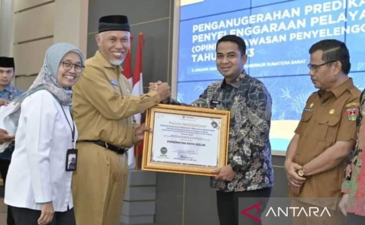 Pemerintah Kota Solok Menerima Piagam Penghargaan Kepatuhan Penyelenggaraan Pelayanan Publik