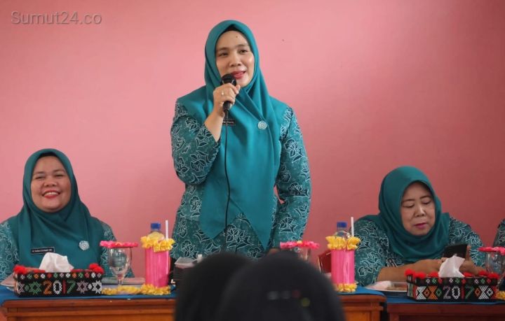 Rosalina Dolly Pasaribu Beri Motivasi ke PKK Desa Sanggapati Tingkatkan Kesejahteraan dan Kesehatan Masyarakat