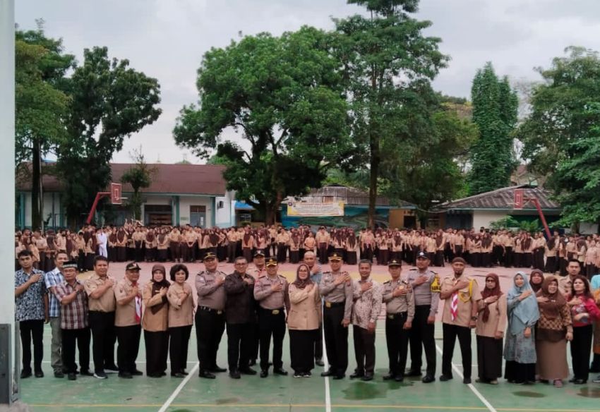 Kapolsek Delitua dan Kasat Binmas Go To School di SMA 13 Negeri Medan