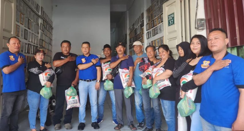 Ketua Pewarta Berbagi Sembako kepada Janda dan Duda Pada Jum'at Barokah
