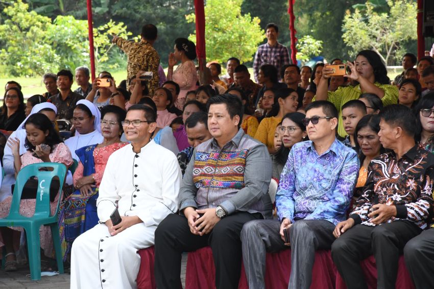 PISAH SAMBUT PASTOR PAROKI St. MIKHAEL PANGURURAN, BUPATI SAMOSIR BERTERIMA KASIH ATAS PELAYANAN PASTOR MASSEO SITEPU