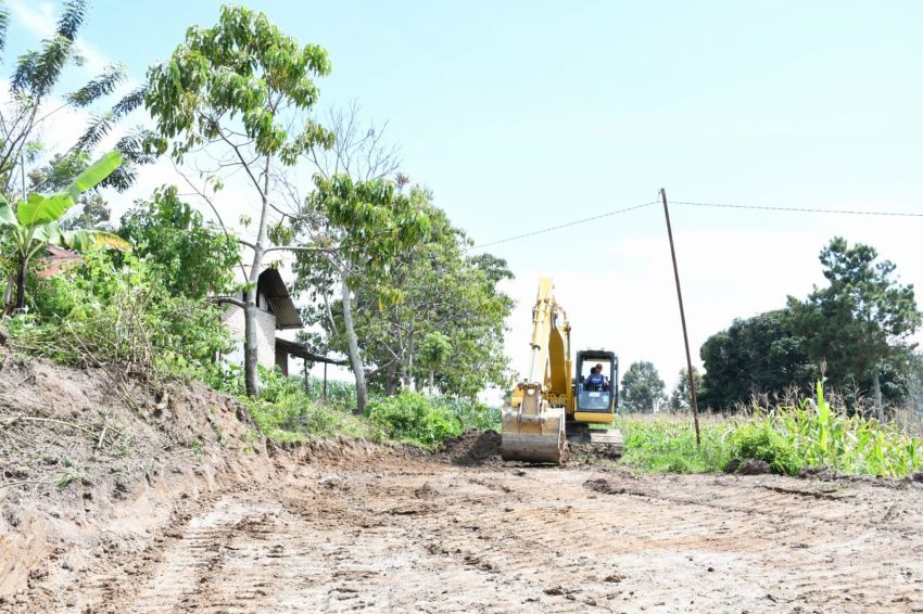 BERKANTOR DI DESA SAITNIHUTA DAN LUMBAN PINGGOL, BUPATI SAMOSIR: PERBAIKAN INFRASTRUKTUR JALAN HARUS DIDUKUNG PELEPASAN LAHAN