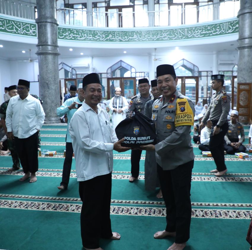 Waka Polda Sumut, Brigjen Pol Rony Samtana melaksanakan subuh keliling di Masjid Al-Amin Medan Timur, Rabu (7/2/2024)(W05)