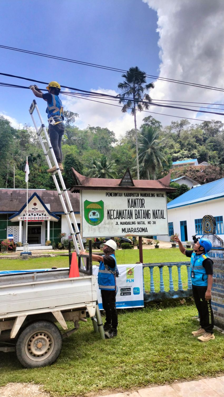 Tingkatkan Kehandalan Jaringan di Mandailing Natal, PLN Icon Plus Sumbagut Rapihkan Kabel Fiber Optik