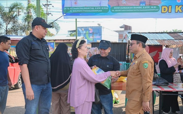 Pemko Padangsidimpuan Gelar Gerakan Pangan Murah Di Pasar Saroha, Pj Walikota Letnan Dalimunthe Tinjau Langsung