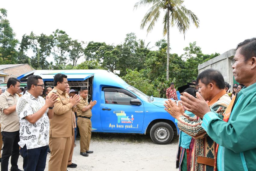 MELAYANI PADA 3 DESA DAN 1 KELURAHAN, BUPATI SAMOSIR DISAMBUT ANTUSIAS MASYARAKAT