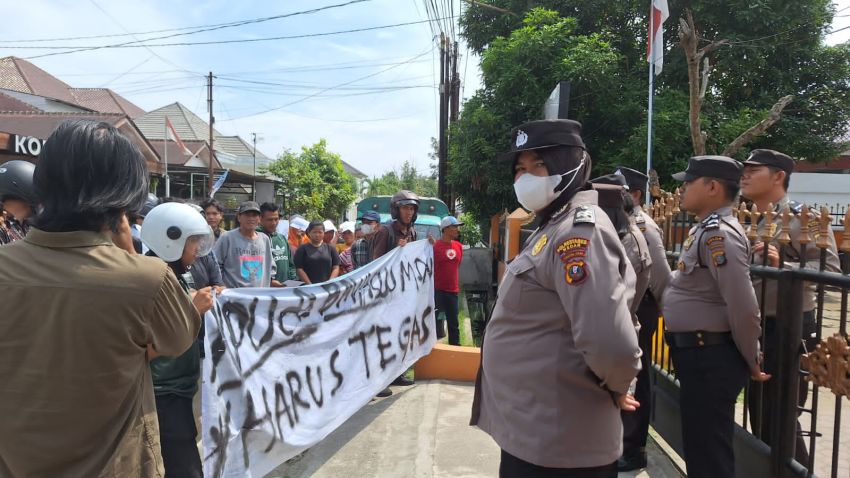 Seratusan Mahasiswa Masyarakat Aksi Damai Di KPU dan Bawaslu Medan Tuntut Penindakan Oknum PPK - Caleg Dapil 5 Terindikasi Curang