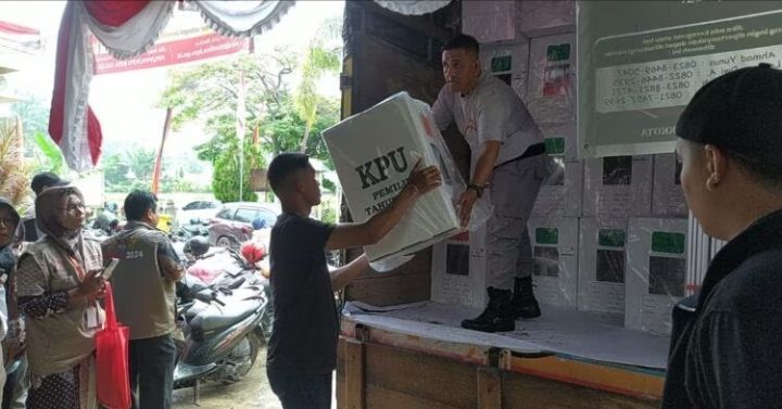 Pendistribusian Logistik Pemilu 2024 Dilepas Wali Kota Solok