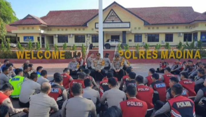 Duduk sama Rata, AKBP Arie Paloh berikan Arahan Pengamanan Pemilu ke Personil Polres Madina