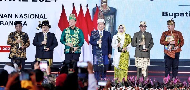 Bupati Simalungun Terima Penghargaan Anugerah PWI 2024, "Saya Berharap, Ini dapat Memicu Pemerintahan Kami Lebih Maju'