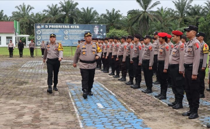 AKBP Diari Astetika Pimpin Apel Pergeseran Pasukan Ops Mantab Brata Toba 2023-2024 di Mako Polres Palas