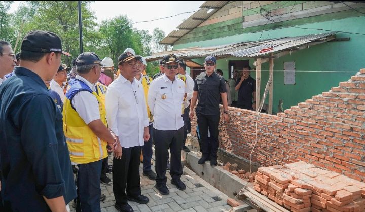 Pj Gubernur Sumut Dampingi Menteri PMK Serahkan Bantuan Pangan CPP di Belawan