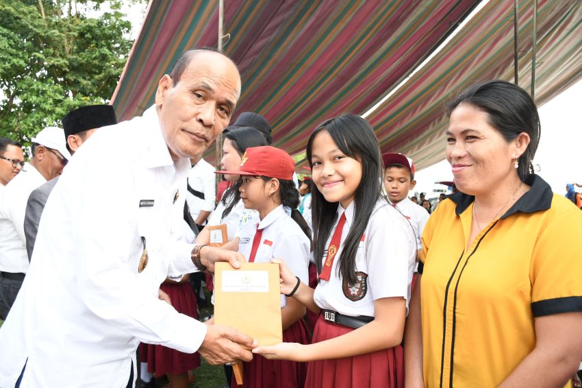 Bunga Desa Sipinggan Lumban Siantar dan Desa Nainggolan, Wabup Ajak Petani Produksi dan Gunakan Pupuk Organik