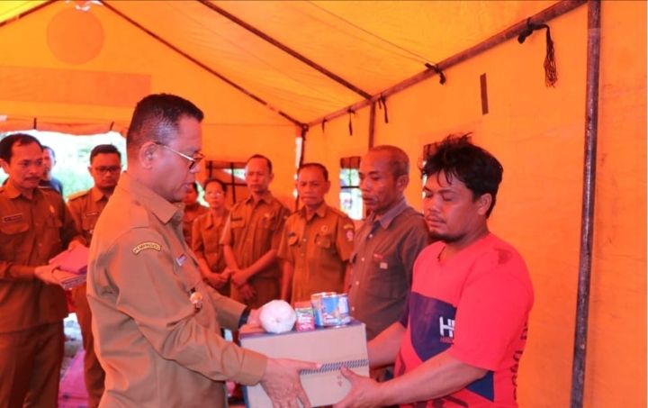 Bupati Toba Gerak Cepat Bantu Korban Kebakaran