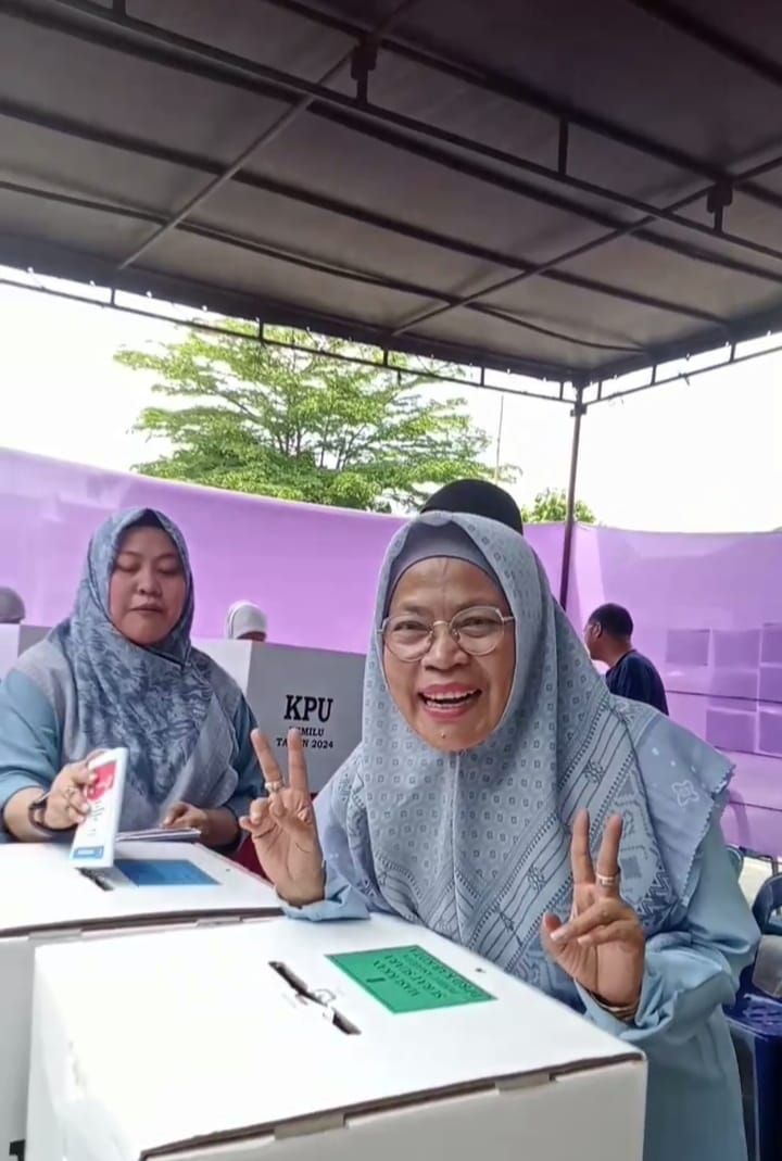 Hj Bunda Indah: Kecintaan Bunda indah Kepada Sosok Prabowo Siap Pasang Badan, Allhamdullillah Sampai ke Kursi Presiden.