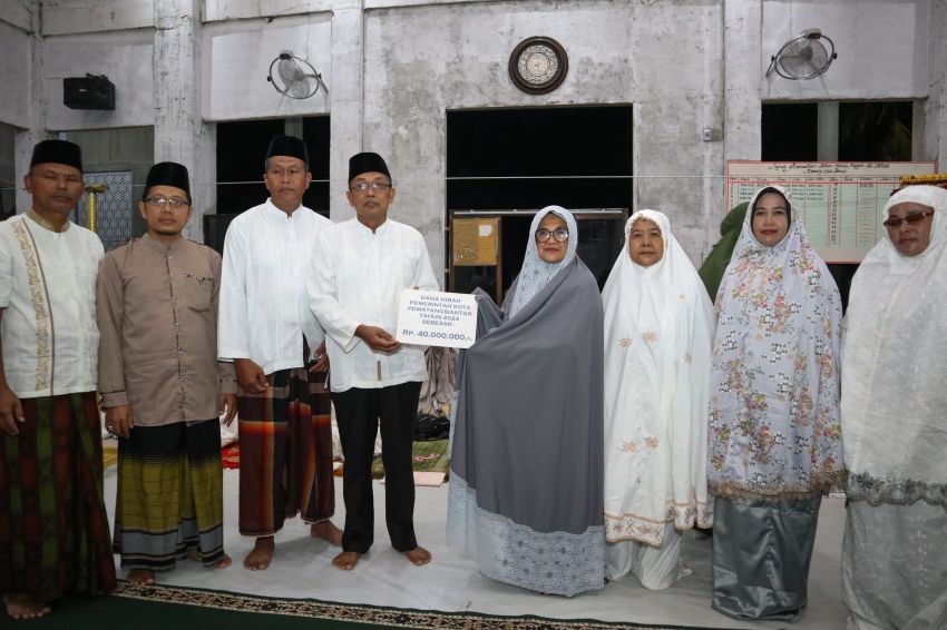 Wali Kota mengawali Safari Ramadhan 1445 H/2024 M di Masjid Al-Ikhlas Karangsari Permai.