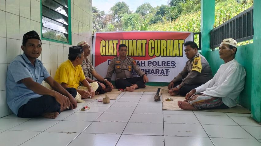 Bhabinkamtibmas Polsek Sukarame Resort Pakpak Bharat Jumat Curhat Silaturahmi Mendengerkan Keluhan Masyarakat