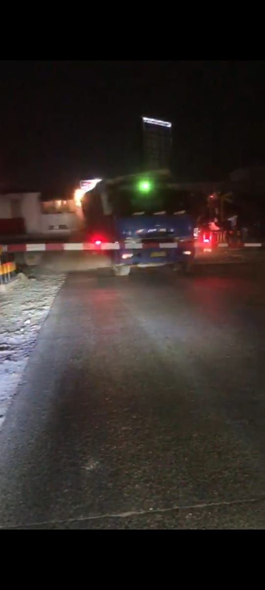Diduga Rusak Saat Melintas, Truk Colt Diesel Bawa Pupuk Dihantam Kereta Api Arah Tebing Tinggi Menuju Medan