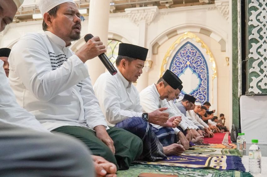 Malam Pertama Tarawih,  Pj Gubernur Sumut Salat di Masjid Agung Medan Bersama Ratusan Masyarakat