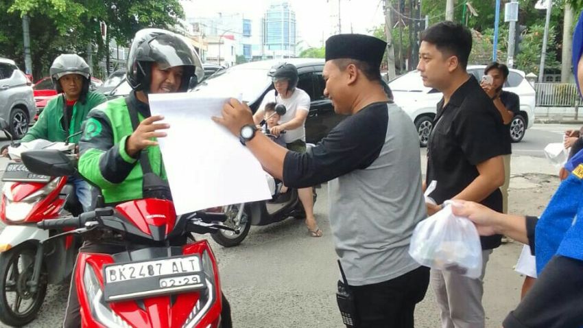 Dipimpin Hendra Kurniawan ST, Kelurahan Sidodadi Kecamatan Medan Timur Berbagi Takjil Ramadhan 2024