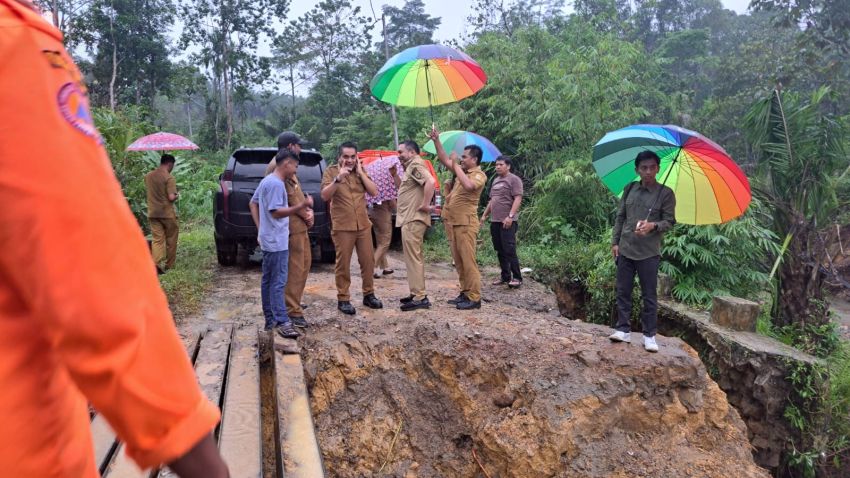 Jembatan Desa Malum Terputus, Bupati Pakpak Bharat Menyerahkan Sembako Ke Masyarakat