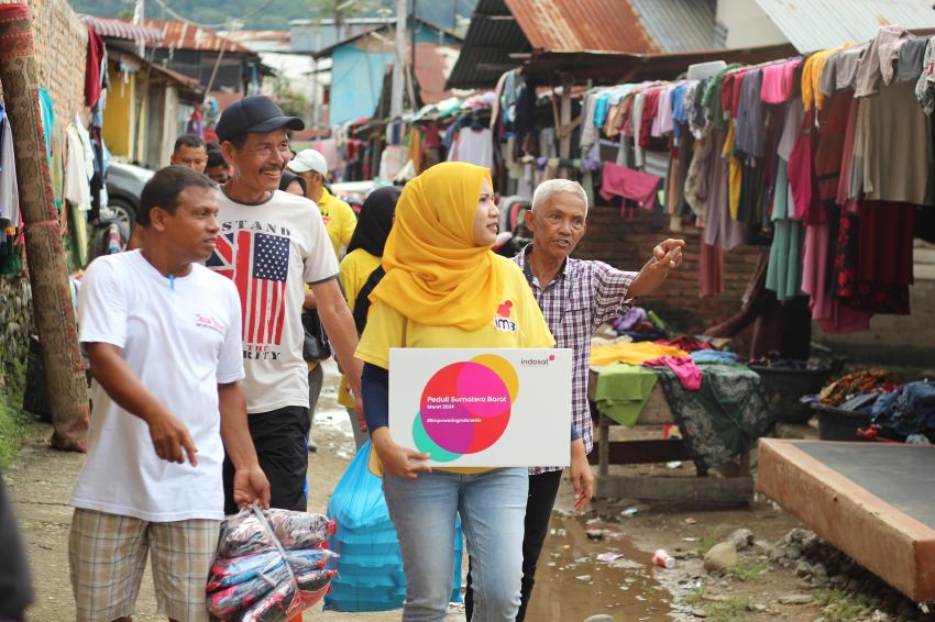 Indosat Ooredoo Hutchison Salurkan Bantuan Bagi Masyarakat Terdampak Banjir Bandang Sumbar