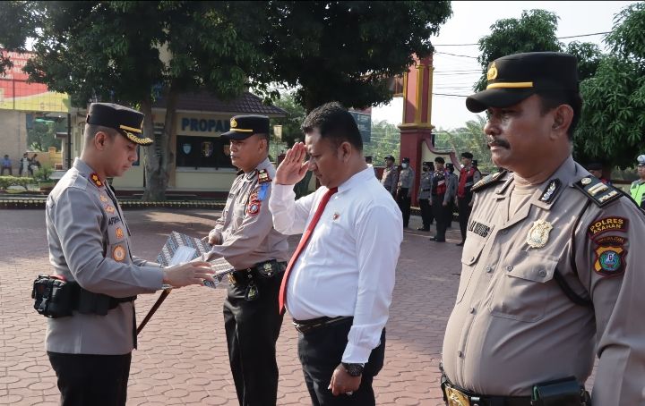 Kapolres Asahan Berikan Piagam Penghargaan Kepada 38 Personil Polres Asahan Yang Berprestasi Dalam Pelaksanaan Tugas