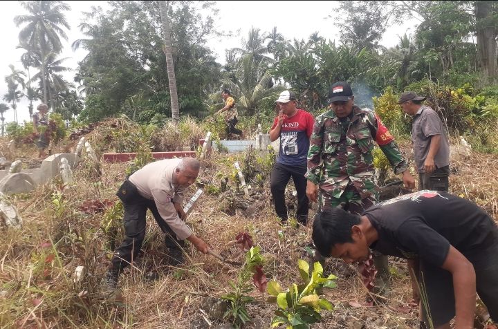 Bhabinkamtibmas Polsek Hutaimbaru Gotong Royong Bersama Masyarakat di Perkuburan Partihaman Saroha Padangsidimpuan