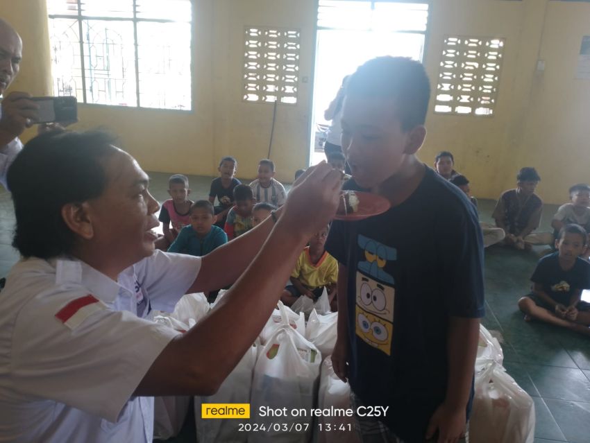 Hikmat dan Syukuran HUT ke-7, Jajaran  Pengurus SMSI Deliserdang Suapi Anak Yatim Panti Asuhan Al Washliyah