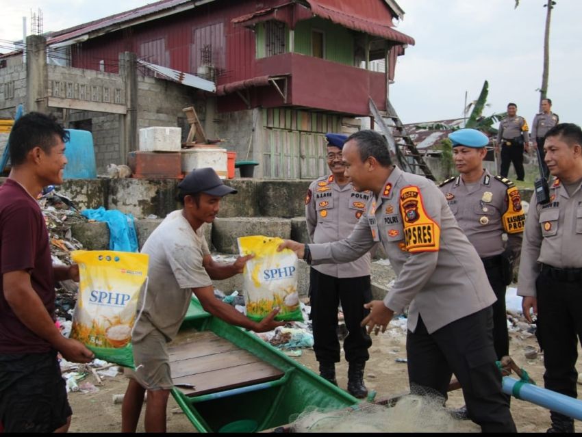 Kapolres Nias Manfaatkan Bukber Untuk Dengarkan Keluhan Nelayan, AKBP Revi : Berbagi Adalah Panggilan Hati