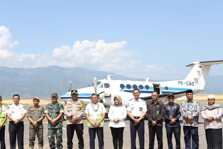 Wabup Atika Saksikan Landing Perdana Pesawat di Bandar Udara Jendral Besar Abdul Haris Nasution Bukit Malintang Madina