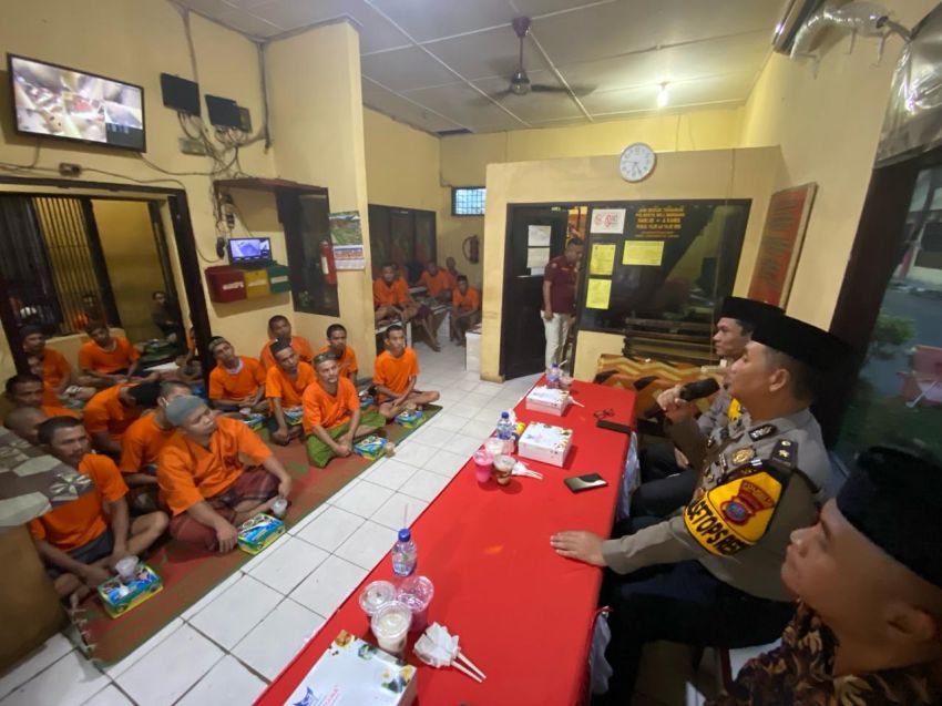 Polresta Deli Serdang Berbuka puasa bersama Tahanan