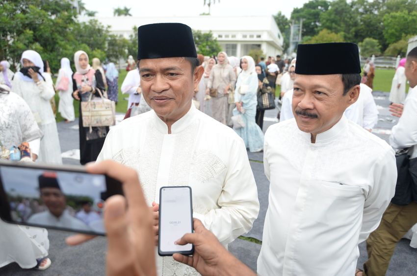 Pj Gubernur Sumut Salat Idulfitri Bersama Ribuan Masyarakat di Halaman Rumah Dinas