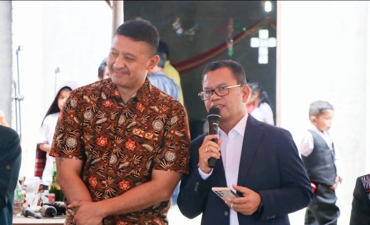 Poltak Sitorus dan Gaga Naiborhu Ibadah Bersama di HKBP Pandumaan