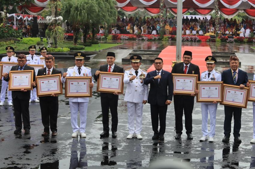 Bobby Nasution TerimaTanda Kehormatan Satyalancana Karya Bhakti Praja Nugraha dan Penghargaan Prestasi Penyelenggaraan Pemerintahan Daerah