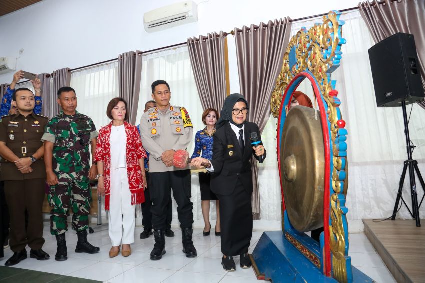 Wali Kota memukul gong tanda dibukanya Musrenbang Pematangsiantar