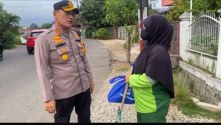 AKBP Dudung Setyawan bagikan Sembako Kampung di Marancar Padangsidimpuan