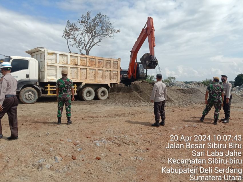 Antisipasi Gangguan, Polresta Deli Serdang bersama TNI Amankan Jalur Lintas Truk Pengangkutan Material Bendungan Lau Simeme