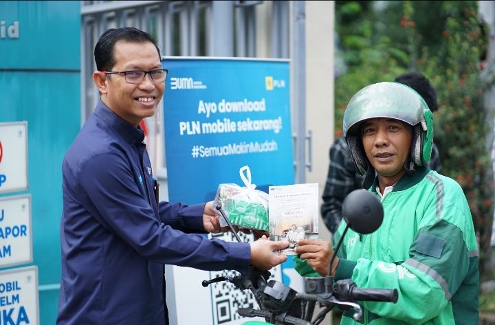 PLN UID Sumut Bagikan Takjil Gratis dan Ajak Masyarakat Tambah Daya Bulan Berkah