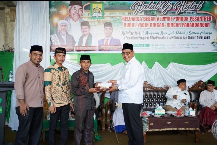 Bupati Solok Menyerahkan Bantuan Sebesar Rp. 15 Juta dan 100 Helai Kain Sarung untuk Keluarga Besar Pondok Pesantren Nurul Yaqin.